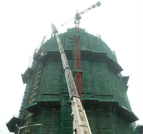 牡丹吊车在工地上作业